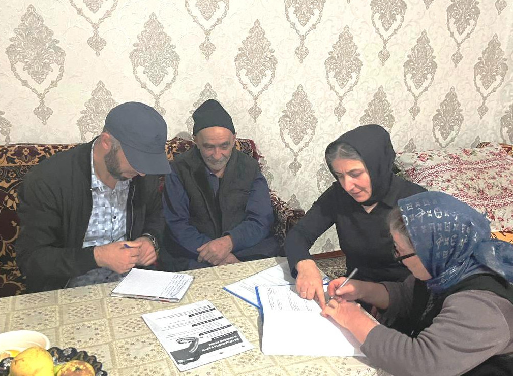 Специалисты Комплексного центра соцобслуживания населения в Дахадаевском районе провели информационно-разъяснительную работу с получателями социальных услуг